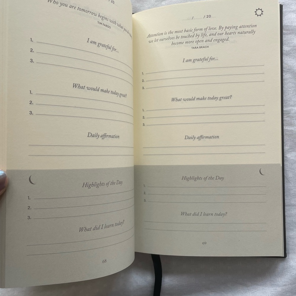 The Five Minute Journal - Black and Gold - Picture 4 of 4